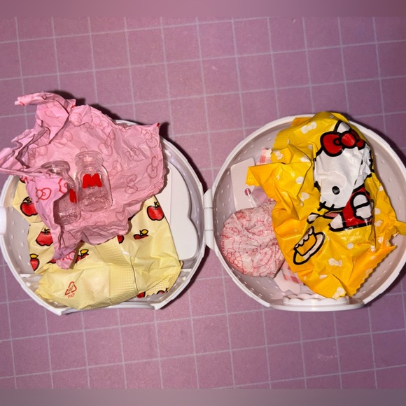 Make it mini Hello Kitty Series 1 Strawberry Milk - Picture 2 of 2